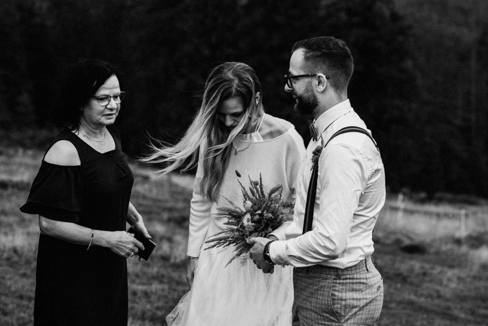 Fotograf na Ślub Ekstremalny: Ceremonia w Górach w Deszczu