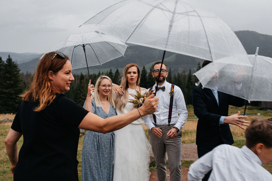 Fotograf na Ślub Ekstremalny: Ceremonia w Górach w Deszczu