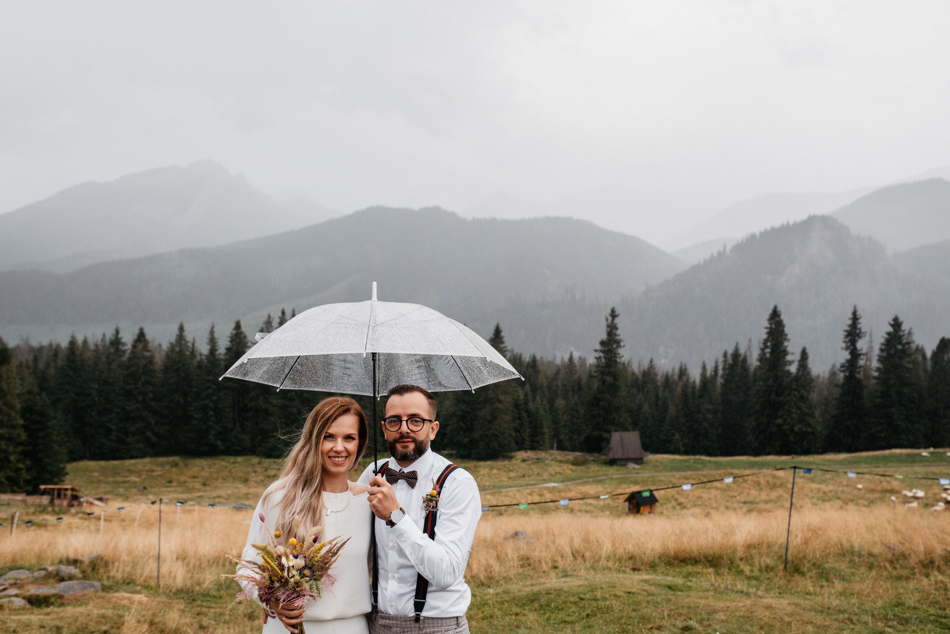 Fotograf na Ślub Ekstremalny: Ceremonia w Górach w Deszczu