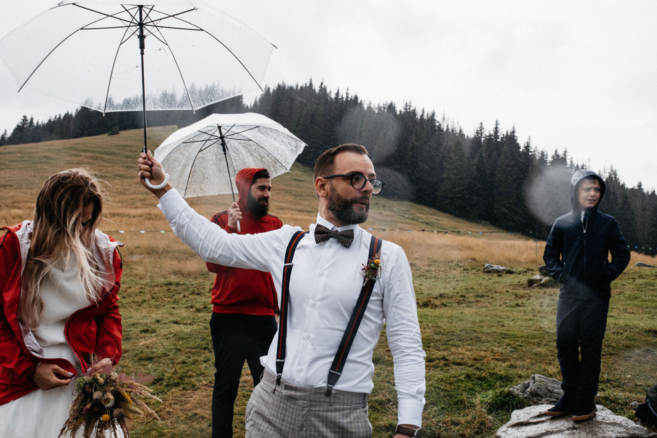 Fotograf na Ślub Ekstremalny: Ceremonia w Górach w Deszczu