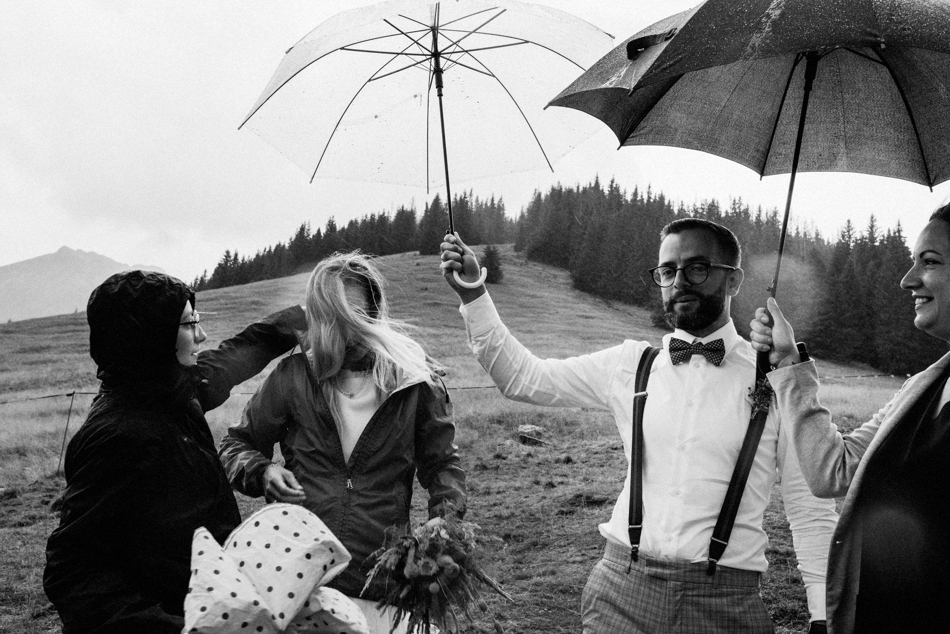 Fotograf na Ślub Ekstremalny: Ceremonia w Górach w Deszczu