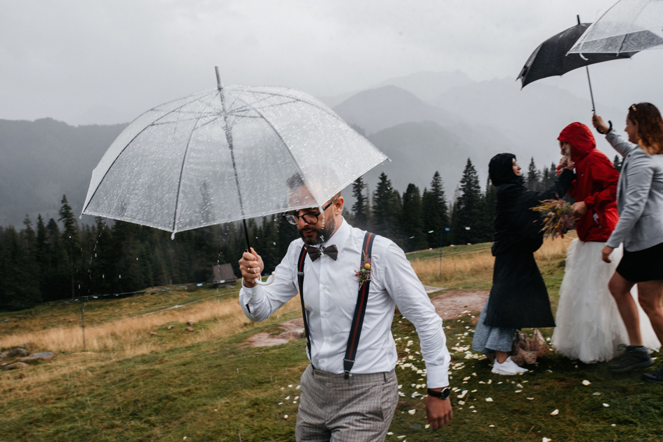 Fotograf na Ślub Ekstremalny: Ceremonia w Górach w Deszczu